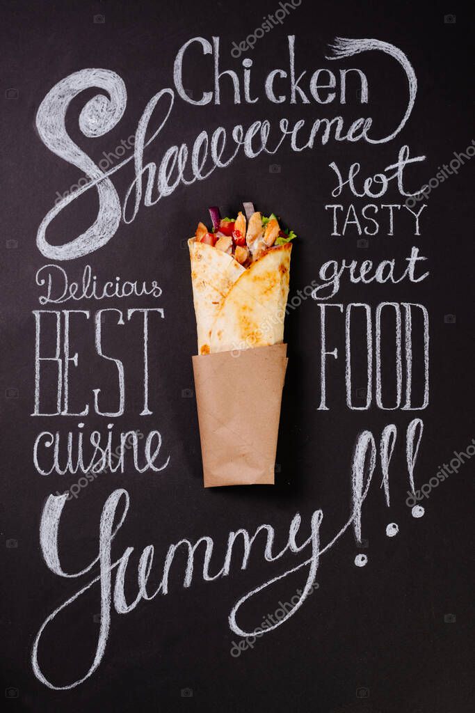 shawarma pollo en pizarra negra alrededor de tiza letras 2022