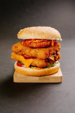 Koyu arkaplanda balık fileto ve karides ile balık burger.