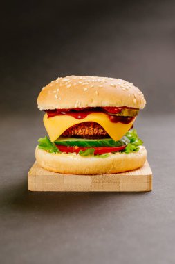 Karanlık bir arka planda hamburger.