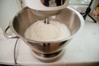 Kremalı pasta sarma işlemi. Pasta şefi kremalı pasta hazırlıyor. Mutfakta kremalı pasta yapıyorum. Pasta şefi protein kremini hazırlar..