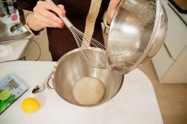 Pasta Anna Pavlova. Anna Pavlova 'nın pasta yapma süreci. Pasta şefi pastayı Anna Pavlova süslüyor. Anna Pavlova 'ya pasta yapmak.