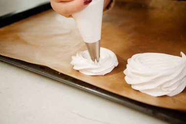 Pasta Anna Pavlova. Anna Pavlova 'nın pasta yapma süreci. Pasta şefi pastayı Anna Pavlova süslüyor. Anna Pavlova 'ya pasta yapmak.