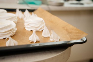 Pasta Anna Pavlova. Anna Pavlova 'nın pasta yapma süreci. Pasta şefi pastayı Anna Pavlova süslüyor. Anna Pavlova 'ya pasta yapmak.