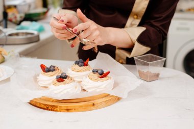 Pasta Anna Pavlova. Anna Pavlova 'nın pasta yapma süreci. Pasta şefi pastayı Anna Pavlova süslüyor. Anna Pavlova 'ya pasta yapmak.