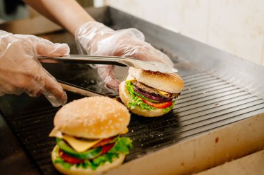 Burgerler. Hamburger yapma süreci. Şef hamburger hazırlar. Lokantanın mutfağında hamburger pişiriyorum..