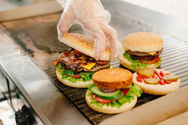 Burgerler. Hamburger yapma süreci. Şef hamburger hazırlar. Lokantanın mutfağında hamburger pişiriyorum..
