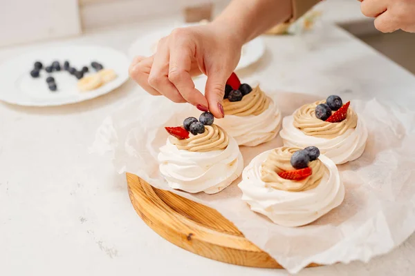 Pasta Anna Pavlova. Anna Pavlova 'nın pasta yapma süreci. Pasta şefi pastayı Anna Pavlova süslüyor. Anna Pavlova 'ya pasta yapmak.