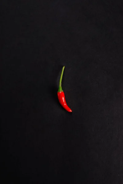 Siyah Arkaplanda Kırmızı Biber — Stok fotoğraf