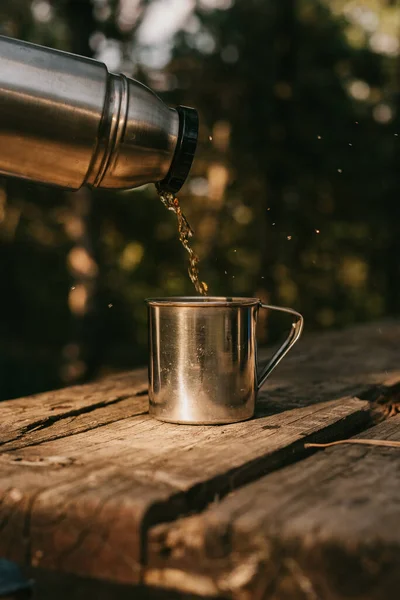 Vierte Una Taza Metal Termo Metal Que Viaja Resto Del —  Fotos de Stock