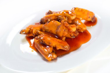 Tavuk kanatları altında tatlı sos