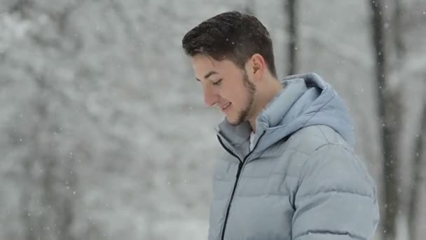 Paar verliefd in een besneeuwde forest. — Stockvideo