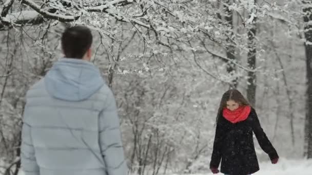 Par i kärlek i en snöig skog. — Stockvideo