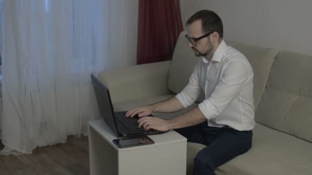 Homem trabalhando de casa com laptop — Vídeo de Stock