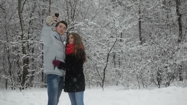 Selfie w lesie zimą — Wideo stockowe