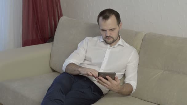 Man met tablet — Stockvideo