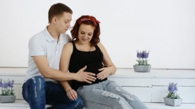 Genç başarılı biri onun hamile eşi benimsemiş. Ağır çekim.