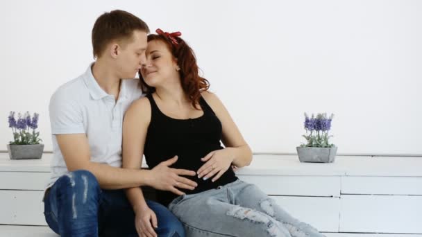 Glückliche schwangere Frau lächelt neben ihrem Mann. Zeitlupe. — Stockvideo