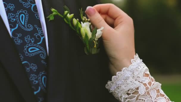 Sposa tiene un bouquet da sposa nelle sue mani — Video Stock