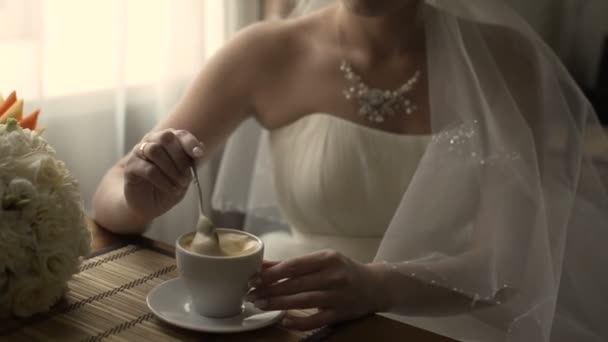 女の子がコーヒーのカップにスプーンをかき混ぜる — ストック動画