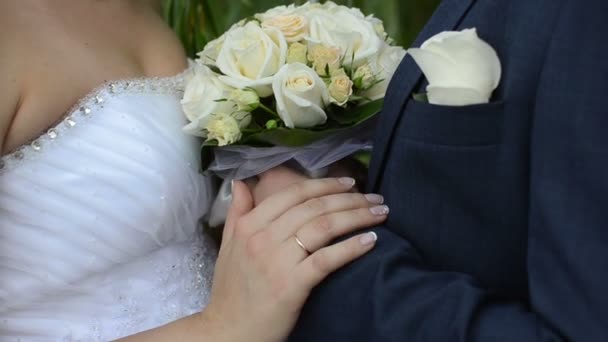 Невеста держит в руках свадебный букет — стоковое видео