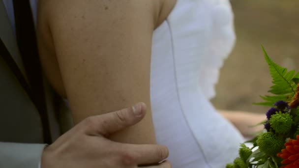 Accarezzando la mano della sposa sposo — Video Stock