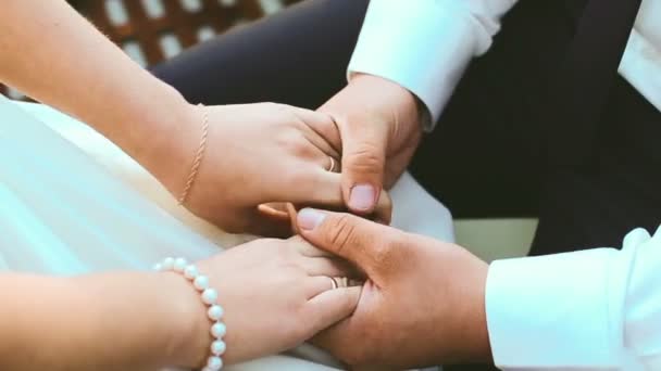 Yeni evliler el ele tutuşarak keyfini çıkarın — Stok video
