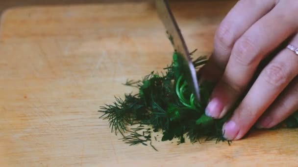 Primer plano de la cocina manos del chef. Enfoque en rack — Vídeos de Stock