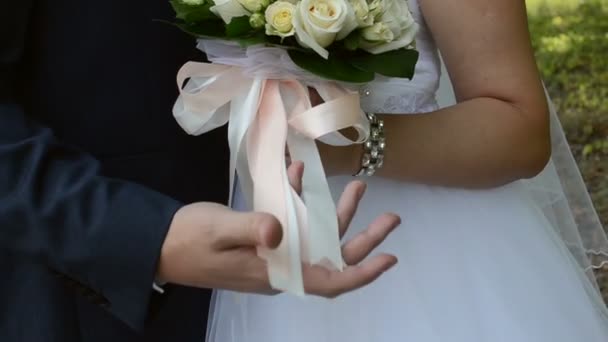 Bruden har en bröllop bukett i händerna — Stockvideo