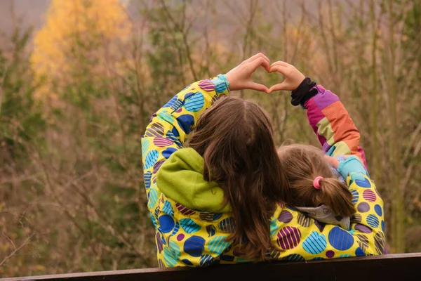 Schwestern Lieben Zwei Mädchen Wald Stockfoto