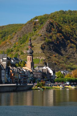 Güneşli bir günde Cochem şehir Almanya'da görüntüleyin