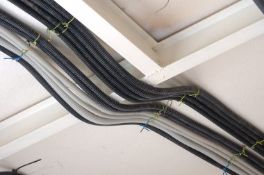 Elektrik telleri için koruma hortum koydu