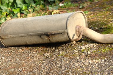 Bir arabadan çok paslı egzoz