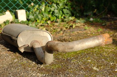 Bir arabadan çok paslı egzoz