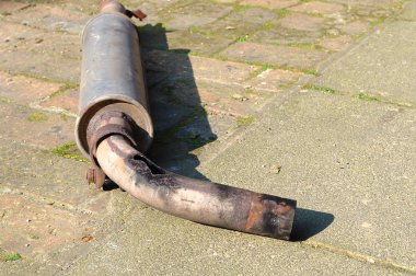 Bir arabadan çok paslı egzoz