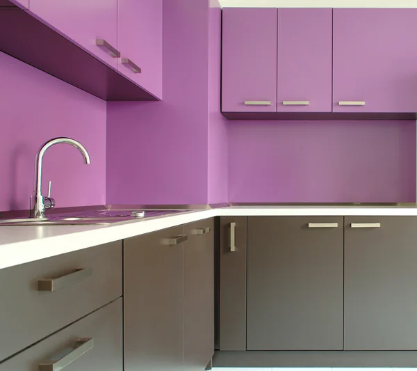 Cozinha moderna recém-equipada em roxo e marrom — Fotografia de Stock