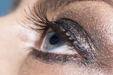 dumanlı göz makyaj