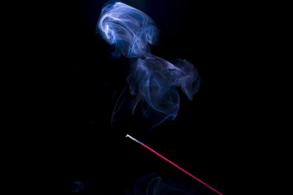 Incenso queimando com fumaça azul — Fotografia de Stock