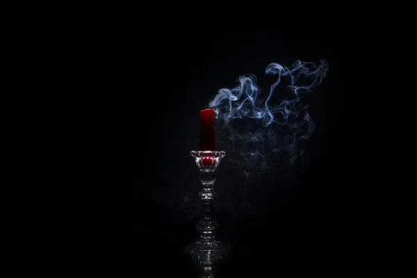 Fumo azul e vela vermelha — Fotografia de Stock