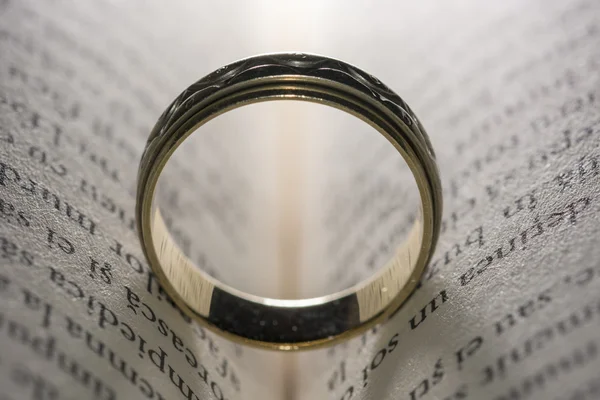 在书上的结婚戒指 — 图库照片#