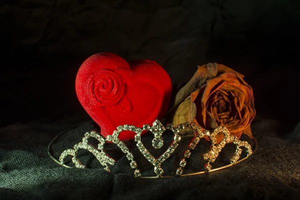 Коробка с драгоценностями, диадема и красная роза — стоковое фото