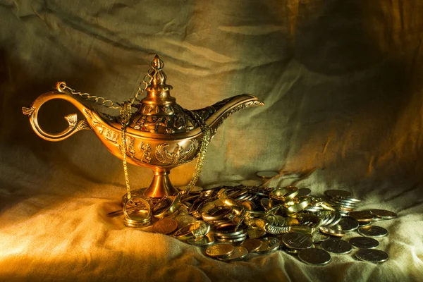 Лампа и монеты Аладдина — стоковое фото