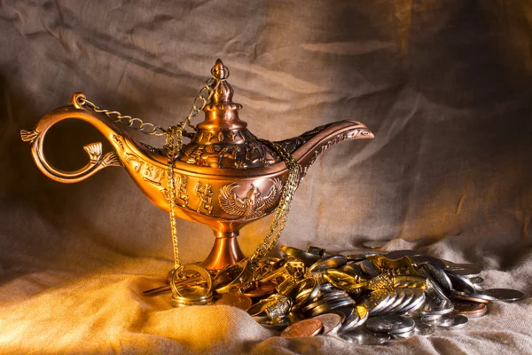 Аладдін, лампа і монети — стокове фото