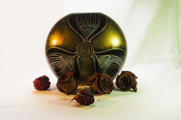 Керамический цветочный горшок и розы — стоковое фото