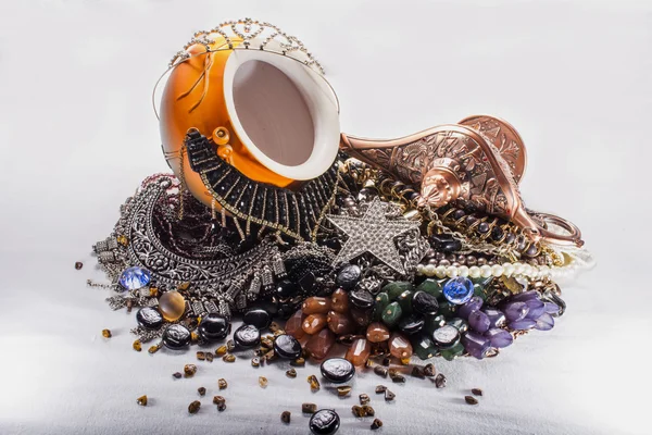 Panela de cerâmica, lâmpada e jóias — Fotografia de Stock