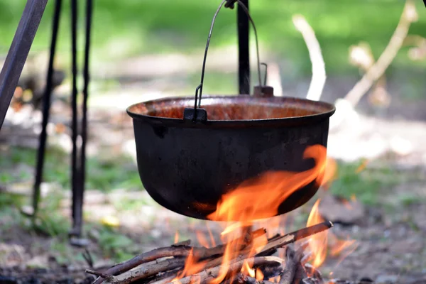 kamp ateşi üzerinde pişirme