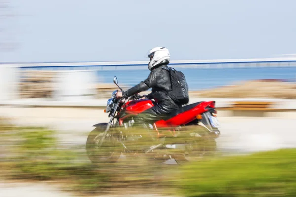 Motociclista y bicicleta roja — Foto de Stock