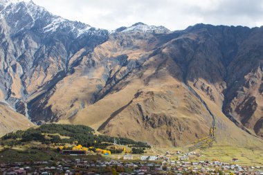 Stepantsminda Köyü yakınındaki dağ manzarası. Georgia ülke