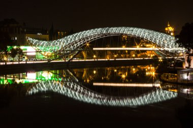 Gece görünümü Tbilisi barış Köprüsü. Georgia ülke