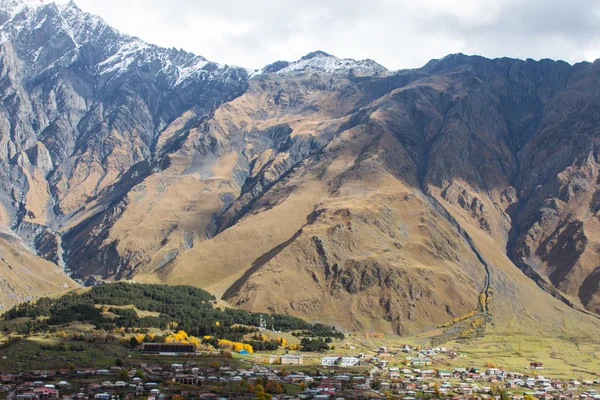 Stepantsminda Köyü yakınındaki dağ manzarası. Georgia ülke