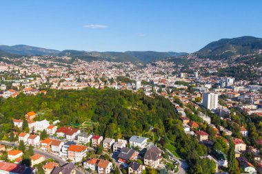 Saraybosna 'nın en tepeden panoramik manzarası. Bosna-Hersek